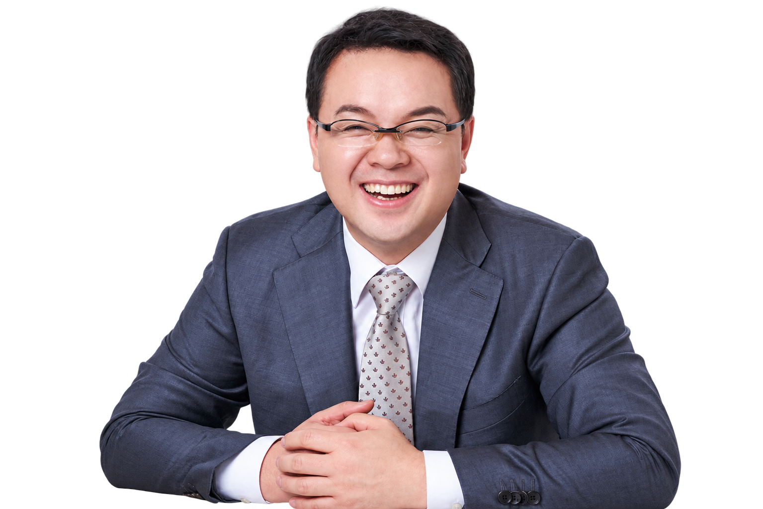 두 손을 모으고 편안하게 미소 짓는 김형국
